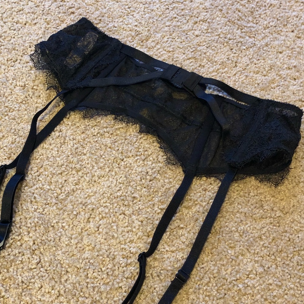 NWT Victoria’s Secret Garter Set